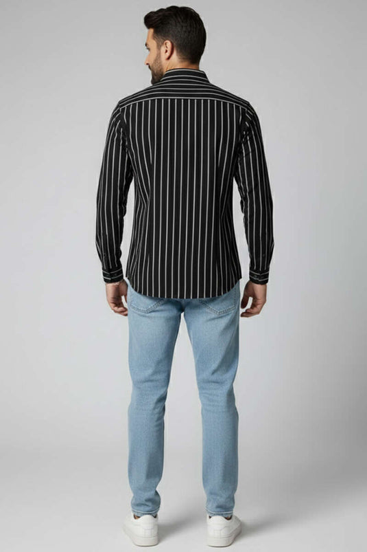 Chemise pour homme noire à rayures avec poignets boutonnés