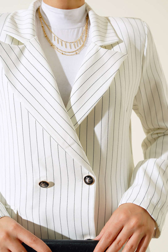 سترة بليزر مخططة باللون الأبيض