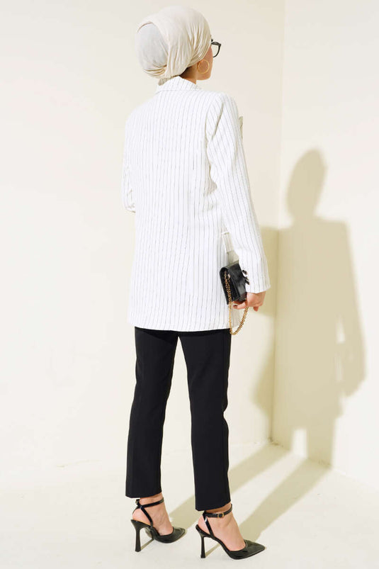 سترة بليزر مخططة باللون الأبيض