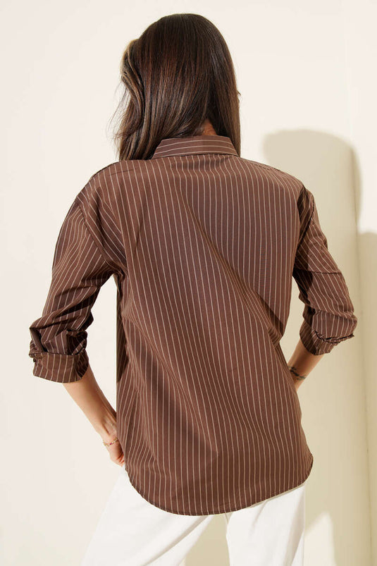 قميص بنمط خطوط مع جيب ظاهر باللون البني