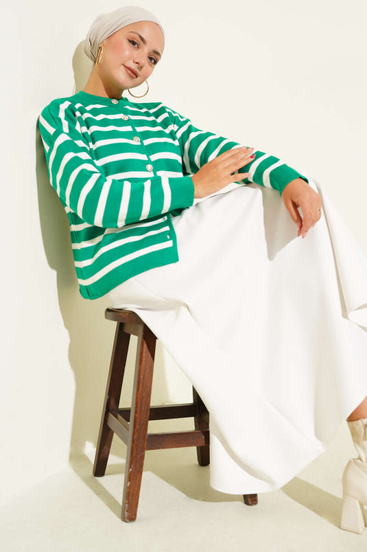 Gestreifte, kurze Strickjacke mit Knopfdetail in Grün