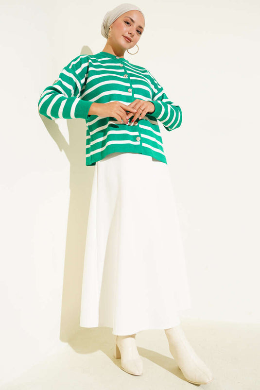 Gestreifte, kurze Strickjacke mit Knopfdetail in Grün