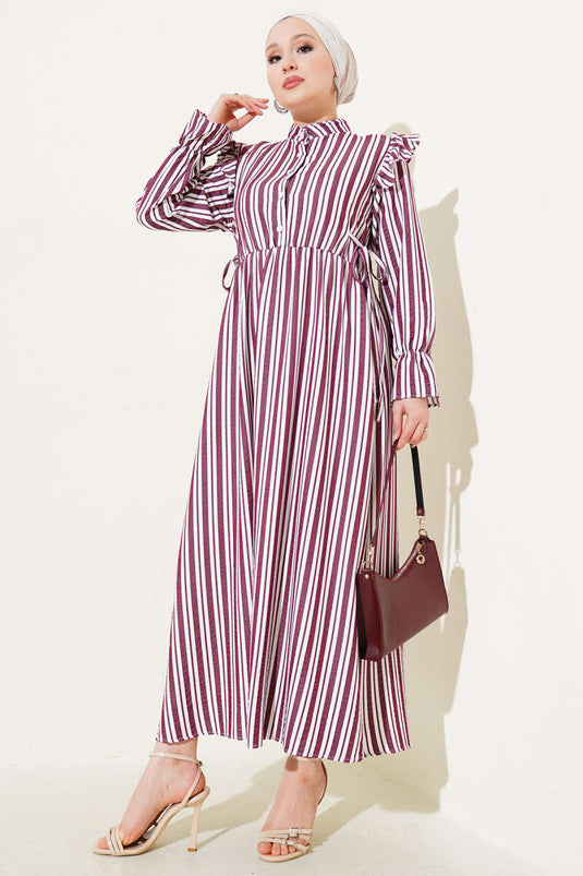 فستان مخطط بأزرار على الكتف مع كشكشة باللون العنابي