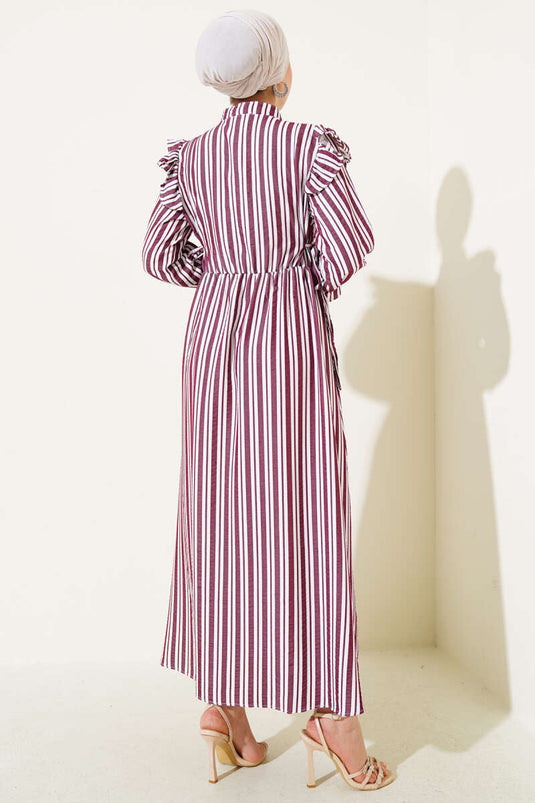 فستان مخطط بأزرار على الكتف مع كشكشة باللون العنابي