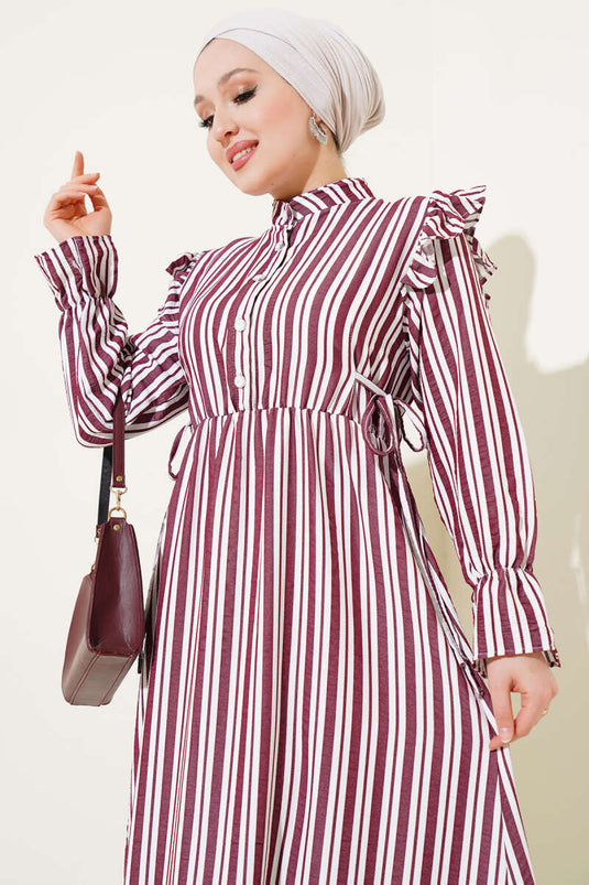 فستان مخطط بأزرار على الكتف مع كشكشة باللون العنابي