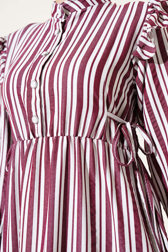 فستان مخطط بأزرار على الكتف مع كشكشة باللون العنابي