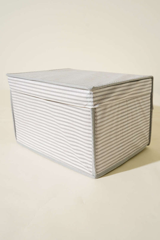 حقيبة تخزين صغيرة بغطاء مخطط باللون الرمادي