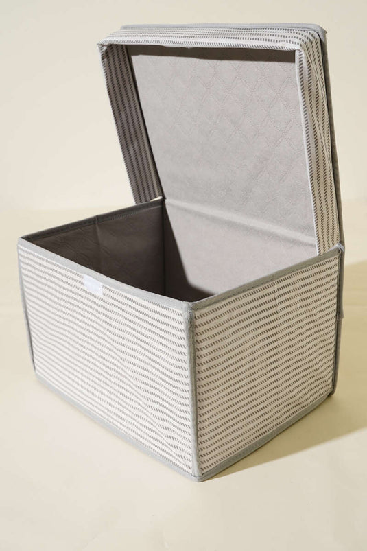 حقيبة تخزين صغيرة بغطاء مخطط باللون الرمادي