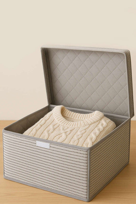 حقيبة تخزين صغيرة بغطاء مخطط باللون الرمادي