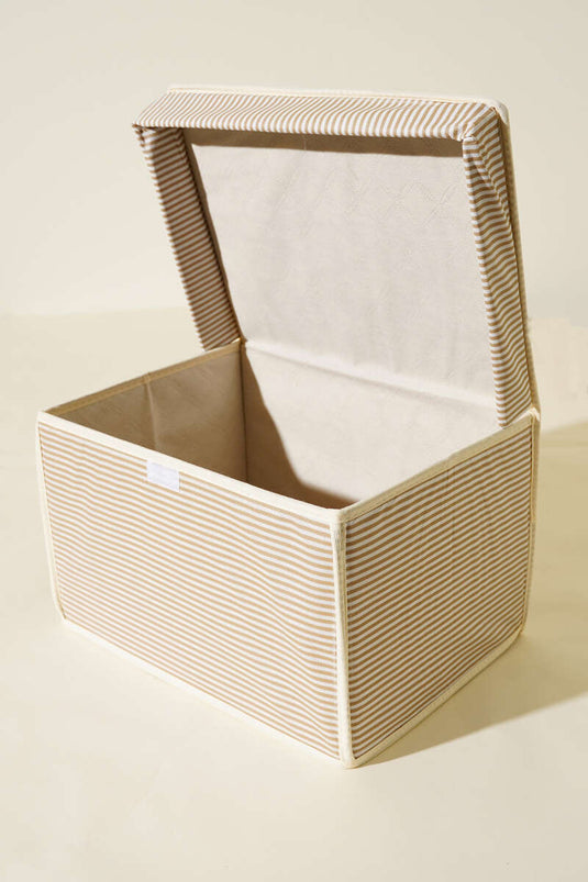 حقيبة تخزين صغيرة بغطاء مخطط باللون الكريمي