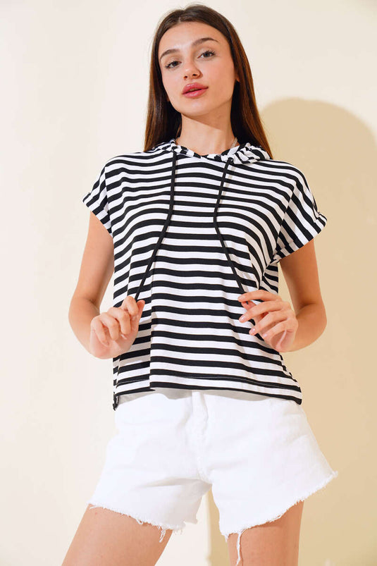 تي شيرت مخطط بغطاء للرأس باللون الأسود