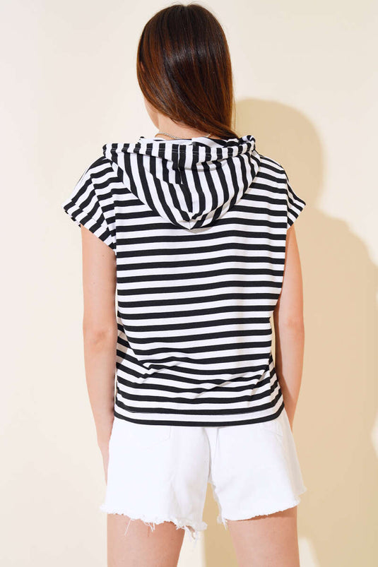 تي شيرت مخطط بغطاء للرأس باللون الأسود