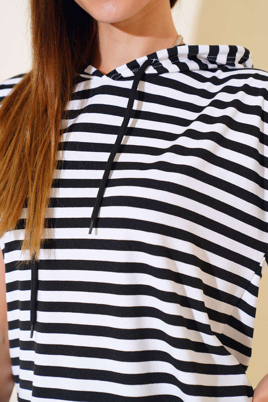 تي شيرت مخطط بغطاء للرأس باللون الأسود