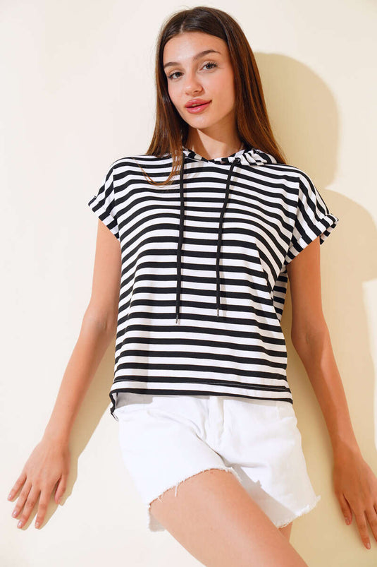 تي شيرت مخطط بغطاء للرأس باللون الأسود