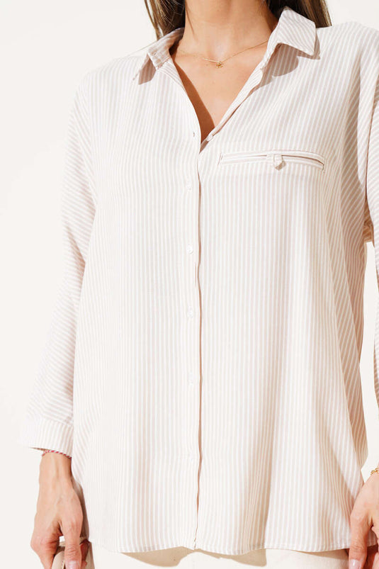 Chemise beige à rayures et manches repliées