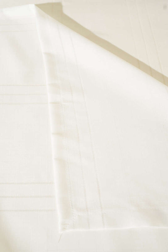 مفرش طاولة مخطط كريمي اللون