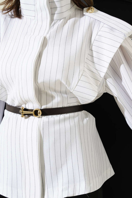 سترة مخططة الكتف مع حزام باللون الأبيض