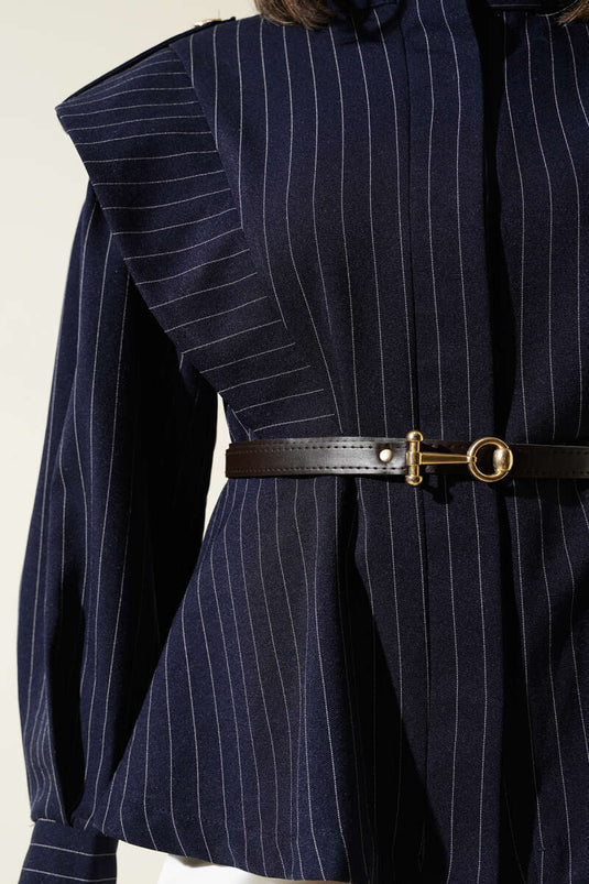 جاكيت مخطط الكتف مع حزام أزرق داكن