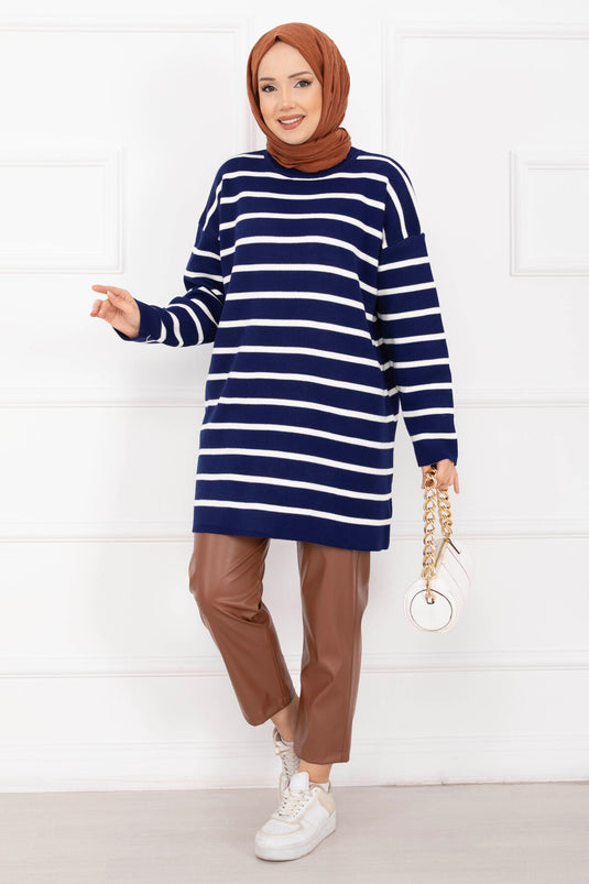 كنزة صوفية مخططة كبيرة الحجم باللون الأزرق الداكن