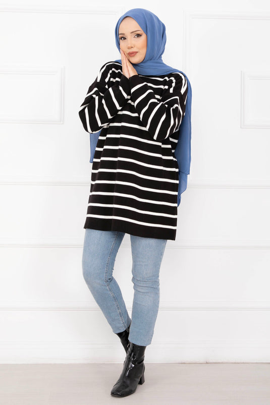 كنزة صوفية مخططة كبيرة الحجم باللون الأسود