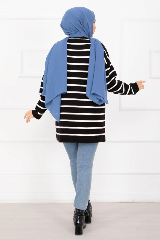 كنزة صوفية مخططة كبيرة الحجم باللون الأسود