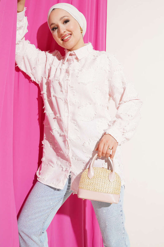 قميص مخطط وردي اللون مع شرابات