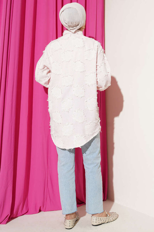 قميص مخطط وردي اللون مع شرابات