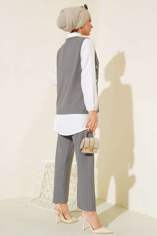 بدلة مخططة من ثلاث قطع باللون الرمادي