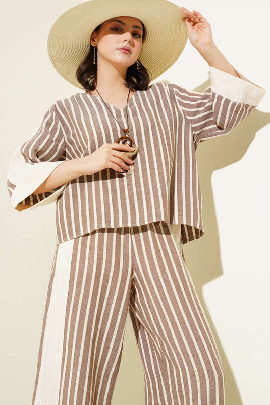 بدلة كتان مخططة بفتحة على شكل حرف V، لون بني