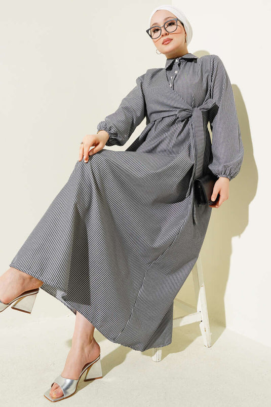 Robe rayée à demi-bouton et cravate noire