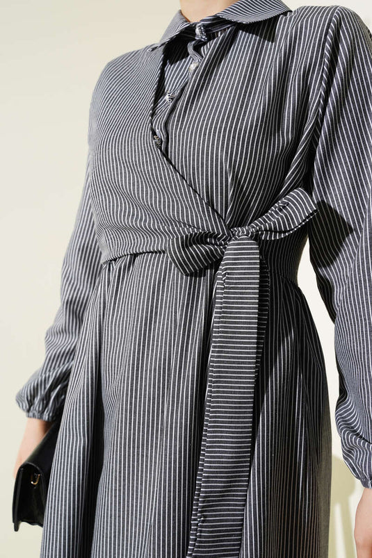 Robe rayée à demi-bouton et cravate noire