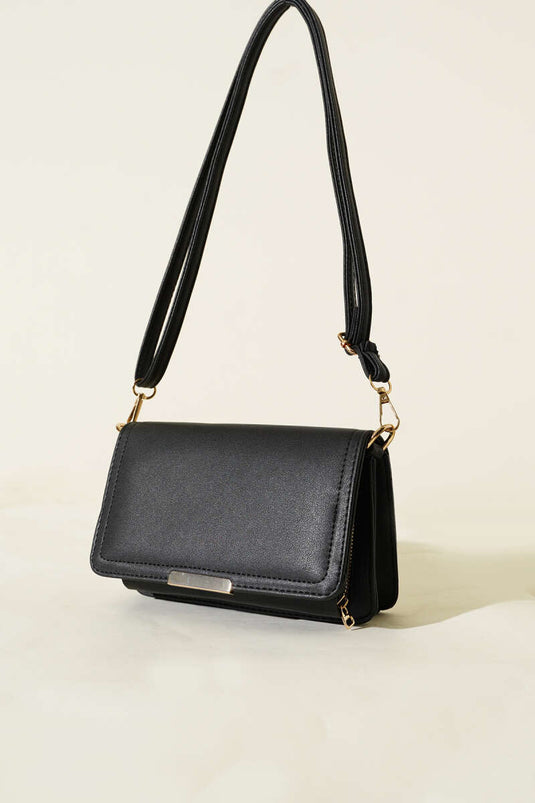 حقيبة محفظة سوداء بتفاصيل دقيقة