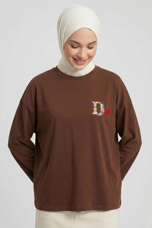 Tunique marron avec logo D et motif cœur