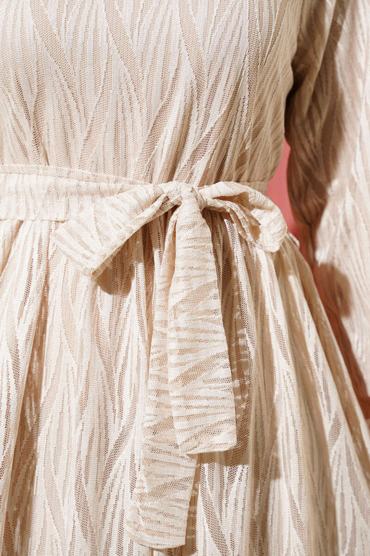 Robe ceinturée en dentelle ondulée beige