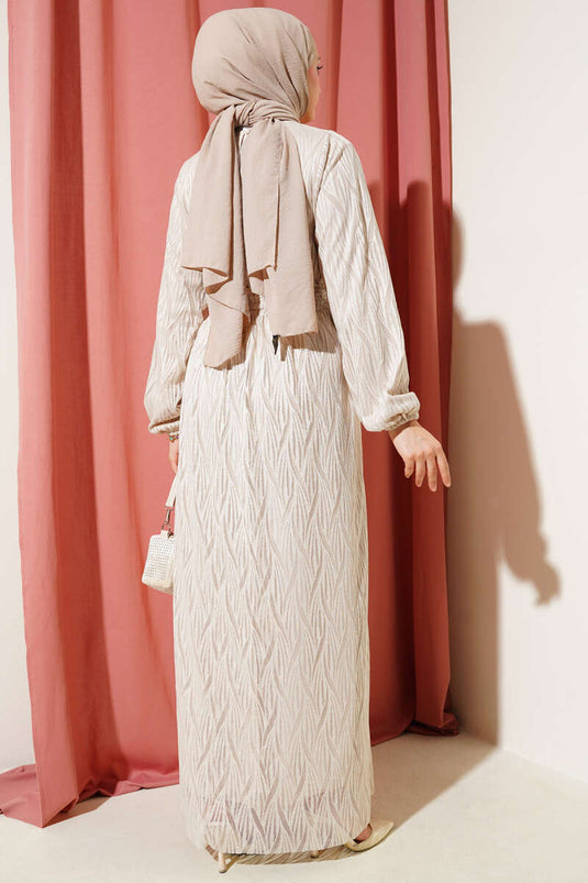 Robe ceinturée en dentelle ondulée beige