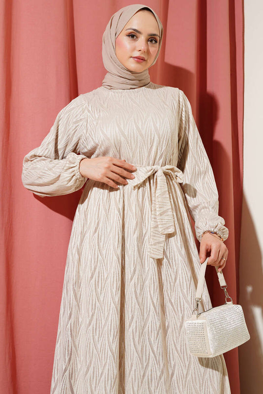 Robe ceinturée en dentelle ondulée beige