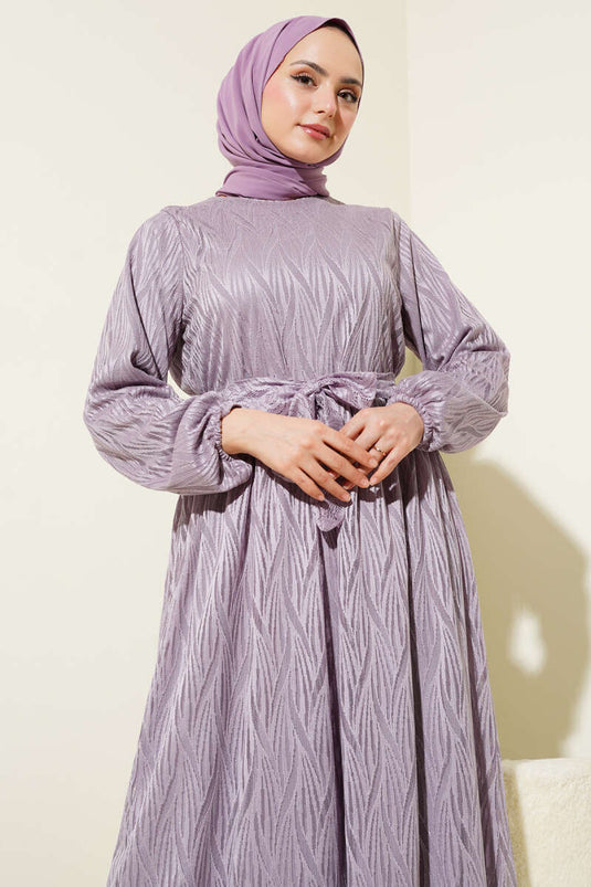 Robe ceinturée en dentelle ondulée lilas