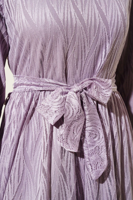 فستان مموج بحزام من الدانتيل باللون البنفسجي