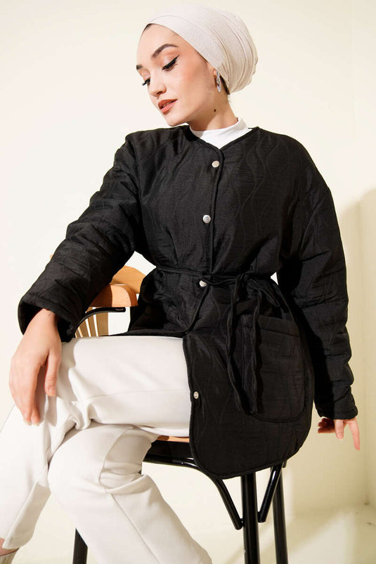 سترة سوداء بنقشة موجية وأزرار ضغط