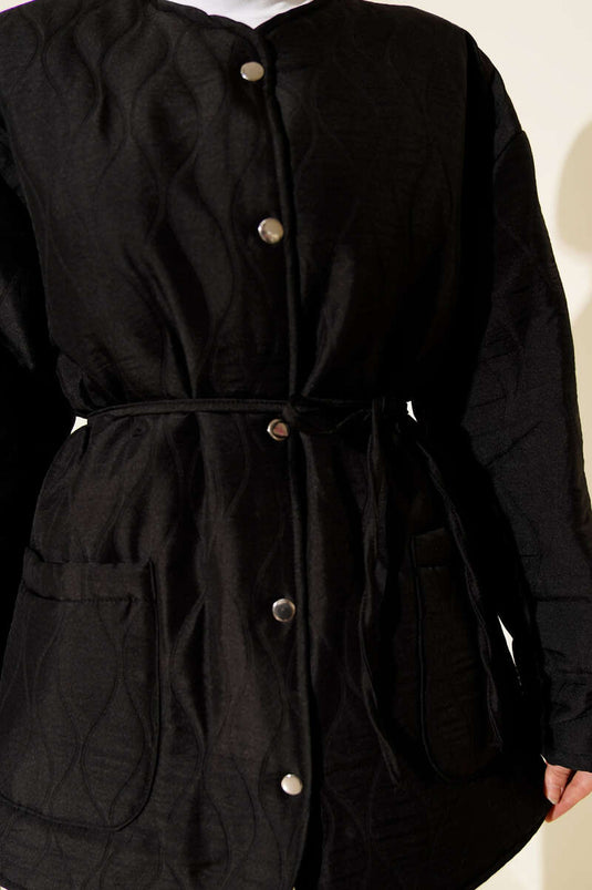 سترة سوداء بنقشة موجية وأزرار ضغط