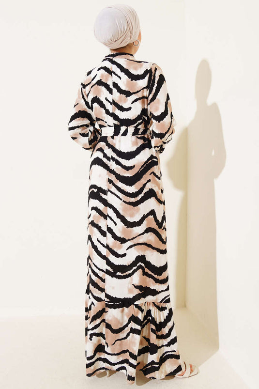 فستان مموج بنقشة متموجة باللون الأسود لاتيه