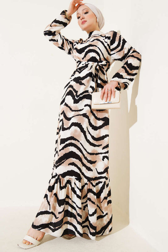 فستان مموج بنقشة متموجة باللون الأسود لاتيه