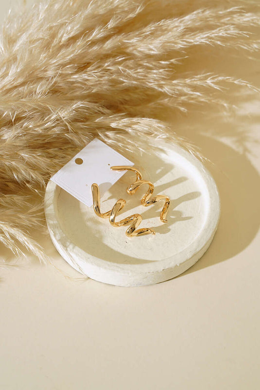 أقراط ذهبية على شكل موجة