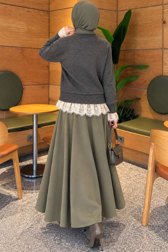 كارديجان من الصوف مع تفاصيل الدانتيل وإغلاق بعقدة