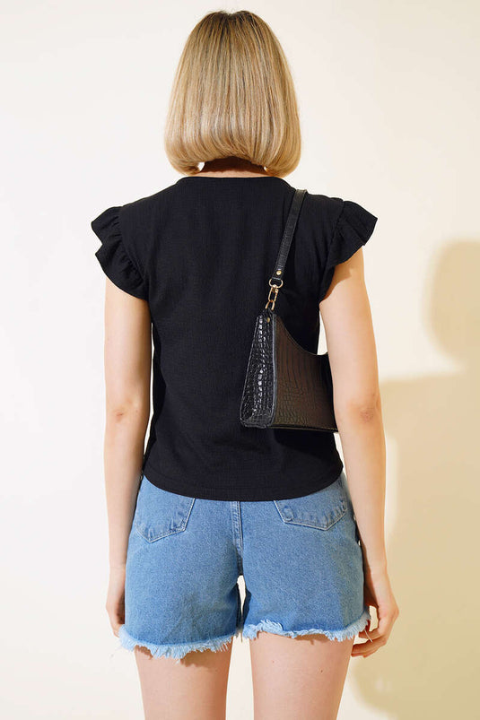 بلوزة مزينة بالدانتيل باللون الأسود