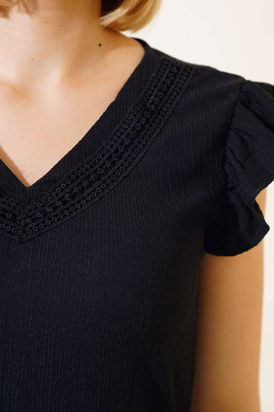 بلوزة مزينة بالدانتيل باللون الأسود