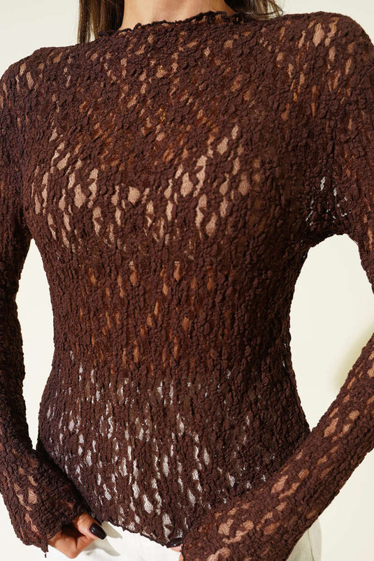 بلوزة برباط وتفصيل دانتيل بلون بني