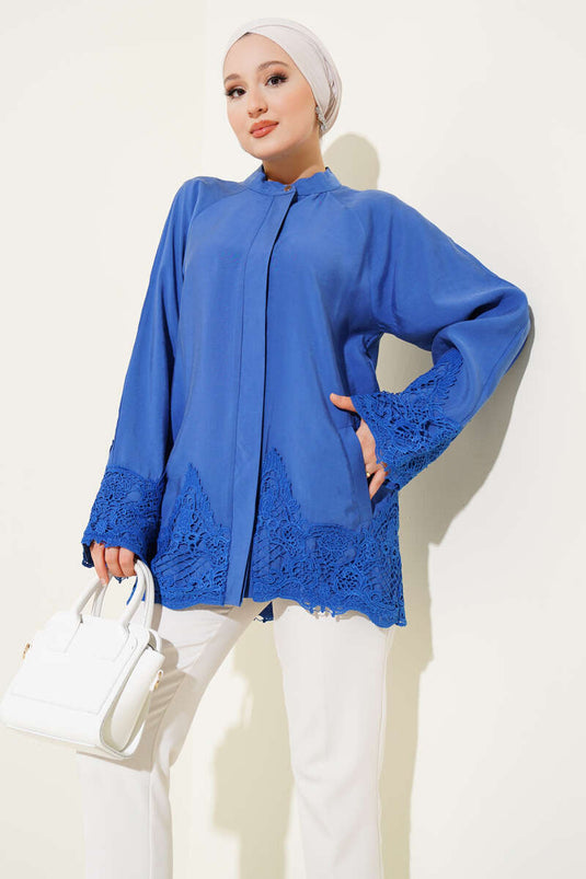 قميص أزرق بأزرار مخفية وتفاصيل دانتيل