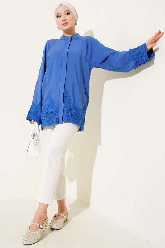 قميص أزرق بأزرار مخفية وتفاصيل دانتيل