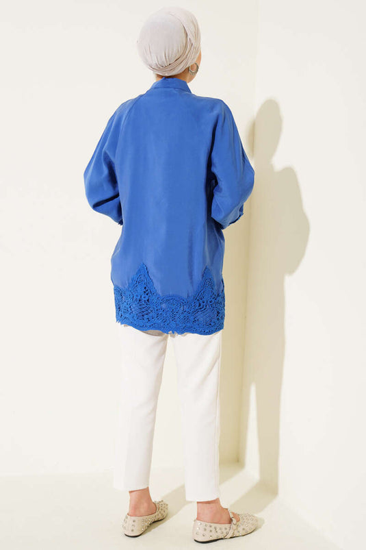 قميص أزرق بأزرار مخفية وتفاصيل دانتيل